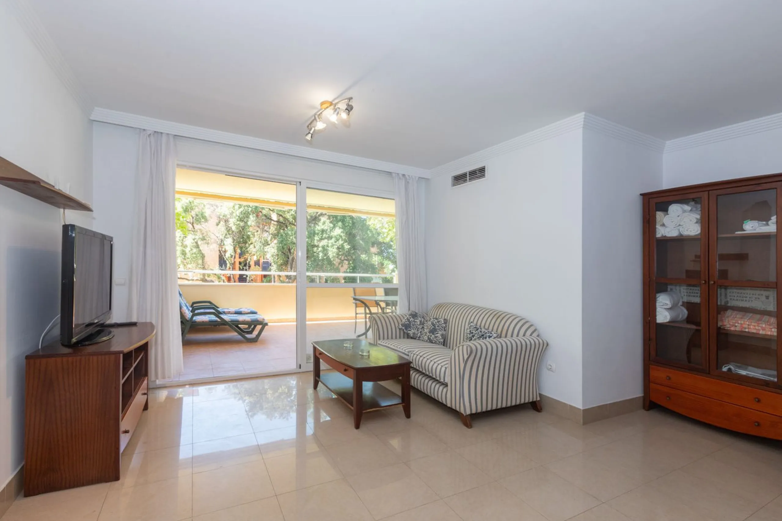 Beautiful and comfortable apartment located in the Urbanization Hacienda San Manuel, on the first floor and with two elevators, facing south and close to Mercadona and Lydl, as well as a nursery, school, and health center. The complex has only 24 apartmen