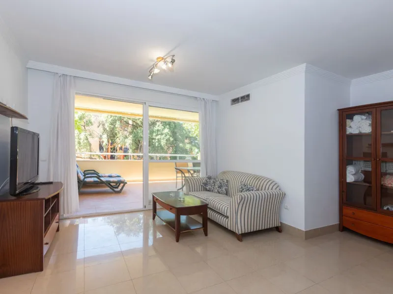 Beautiful and comfortable apartment located in the Urbanization Hacienda San Manuel, on the first floor and with two elevators, facing south and close to Mercadona and Lydl, as well as a nursery, school, and health center. The complex has only 24 apartmen