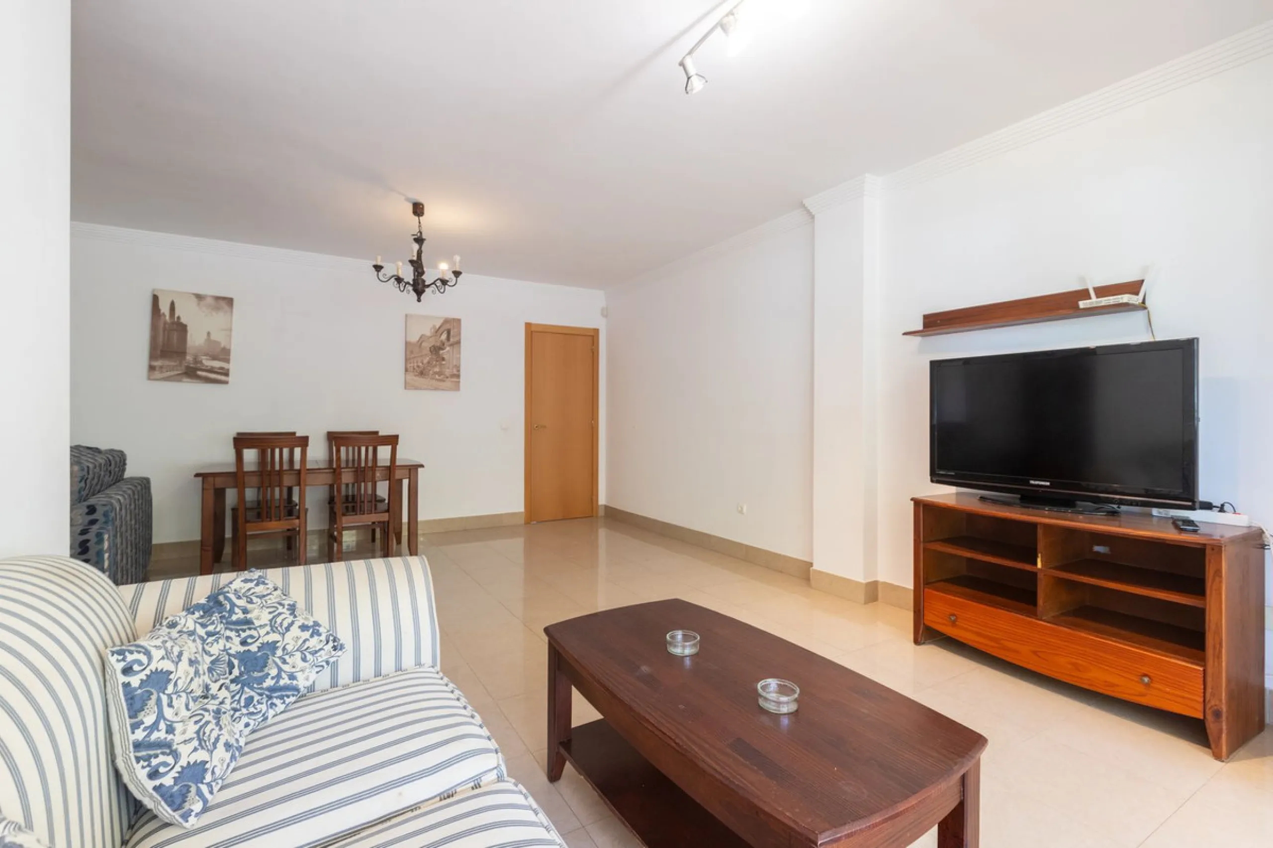 Beautiful and comfortable apartment located in the Urbanization Hacienda San Manuel, on the first floor and with two elevators, facing south and close to Mercadona and Lydl, as well as a nursery, school, and health center. The complex has only 24 apartmen