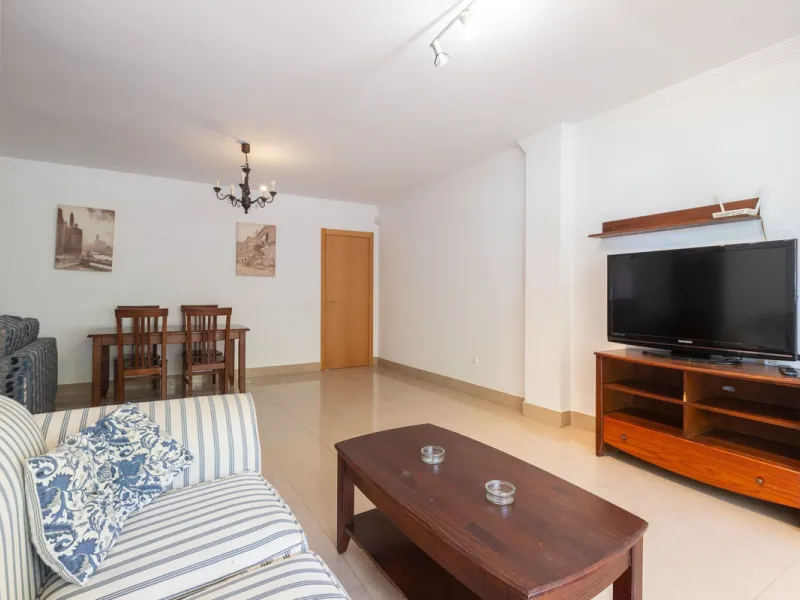 Beautiful and comfortable apartment located in the Urbanization Hacienda San Manuel, on the first floor and with two elevators, facing south and close to Mercadona and Lydl, as well as a nursery, school, and health center. The complex has only 24 apartmen