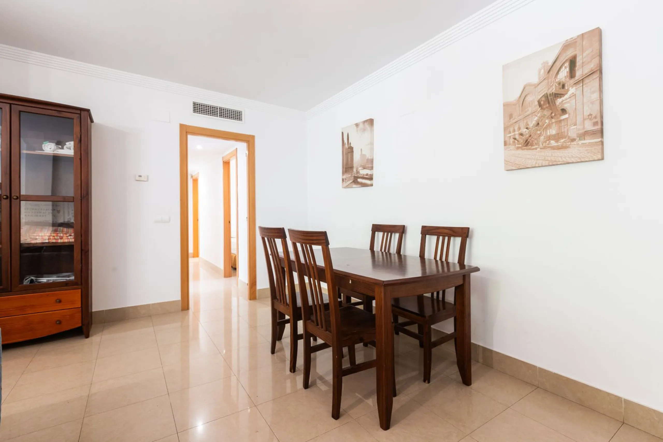 Beautiful and comfortable apartment located in the Urbanization Hacienda San Manuel, on the first floor and with two elevators, facing south and close to Mercadona and Lydl, as well as a nursery, school, and health center. The complex has only 24 apartmen