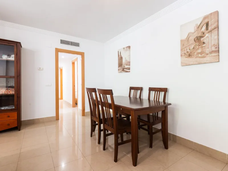 Beautiful and comfortable apartment located in the Urbanization Hacienda San Manuel, on the first floor and with two elevators, facing south and close to Mercadona and Lydl, as well as a nursery, school, and health center. The complex has only 24 apartmen