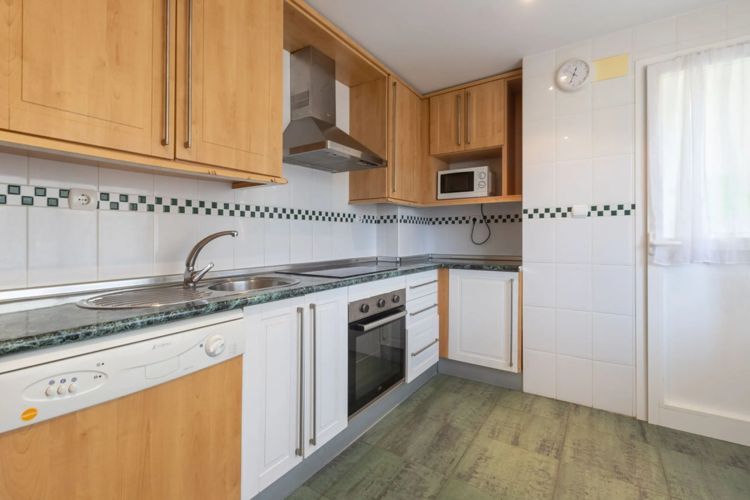Beautiful and comfortable apartment located in the Urbanization Hacienda San Manuel, on the first floor and with two elevators, facing south and close to Mercadona and Lydl, as well as a nursery, school, and health center. The complex has only 24 apartmen