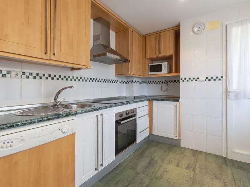 Beautiful and comfortable apartment located in the Urbanization Hacienda San Manuel, on the first floor and with two elevators, facing south and close to Mercadona and Lydl, as well as a nursery, school, and health center. The complex has only 24 apartmen