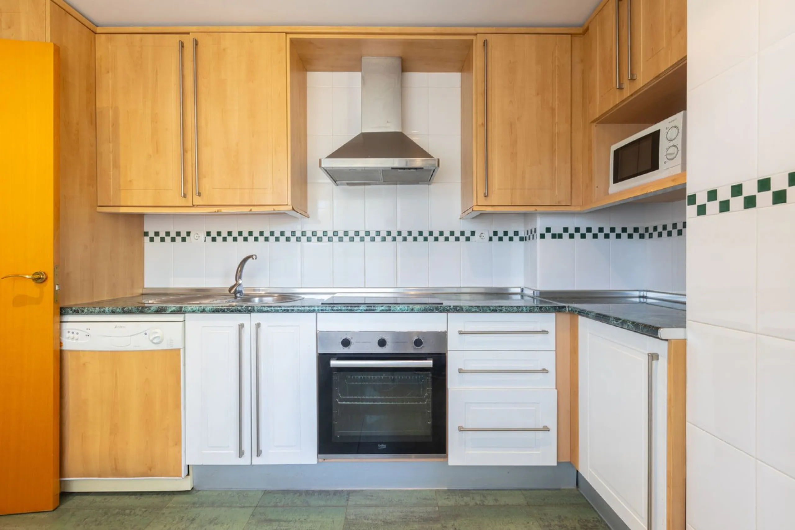 Beautiful and comfortable apartment located in the Urbanization Hacienda San Manuel, on the first floor and with two elevators, facing south and close to Mercadona and Lydl, as well as a nursery, school, and health center. The complex has only 24 apartmen