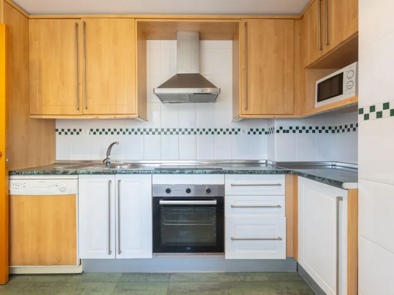 Beautiful and comfortable apartment located in the Urbanization Hacienda San Manuel, on the first floor and with two elevators, facing south and close to Mercadona and Lydl, as well as a nursery, school, and health center. The complex has only 24 apartmen
