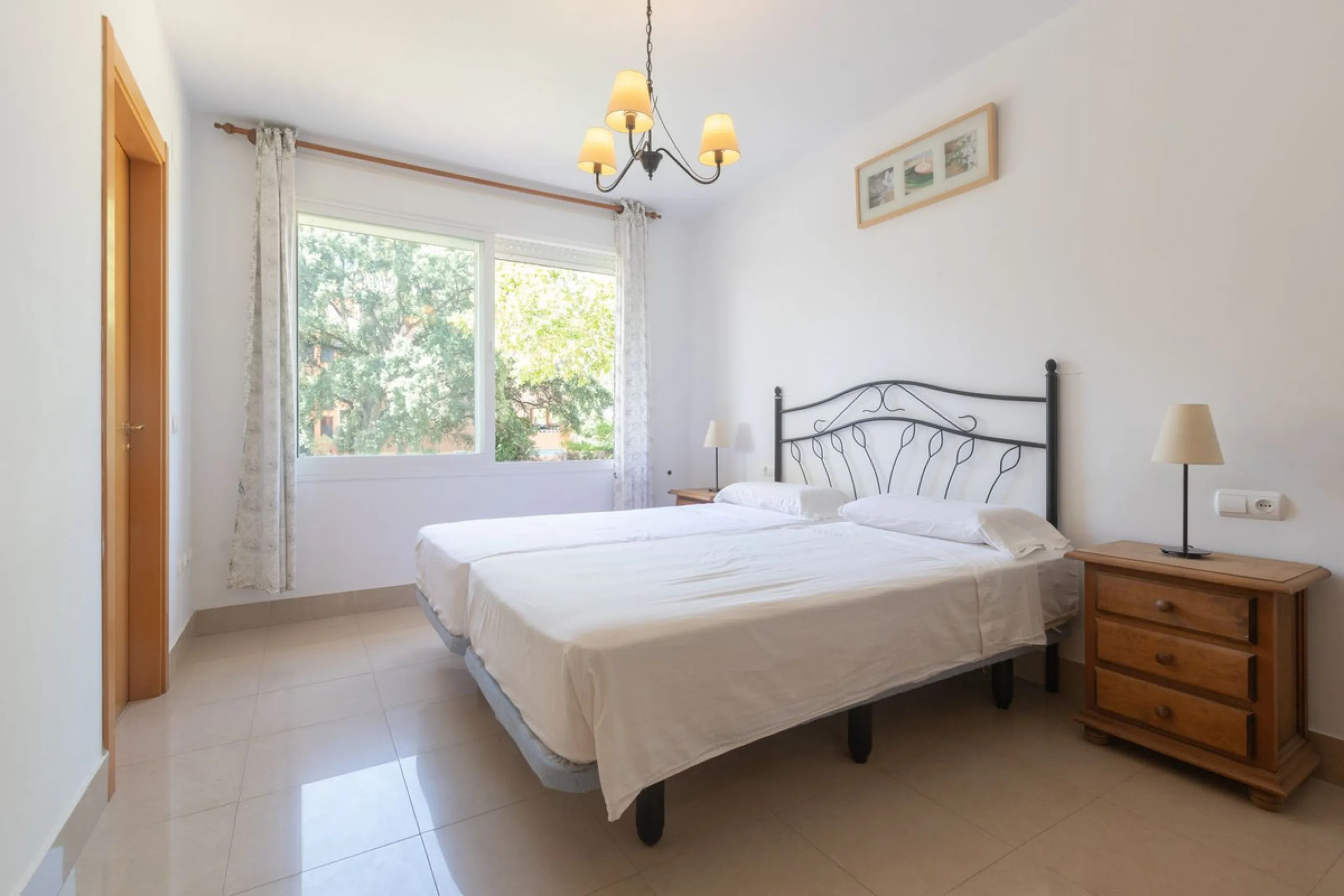 Beautiful and comfortable apartment located in the Urbanization Hacienda San Manuel, on the first floor and with two elevators, facing south and close to Mercadona and Lydl, as well as a nursery, school, and health center. The complex has only 24 apartmen