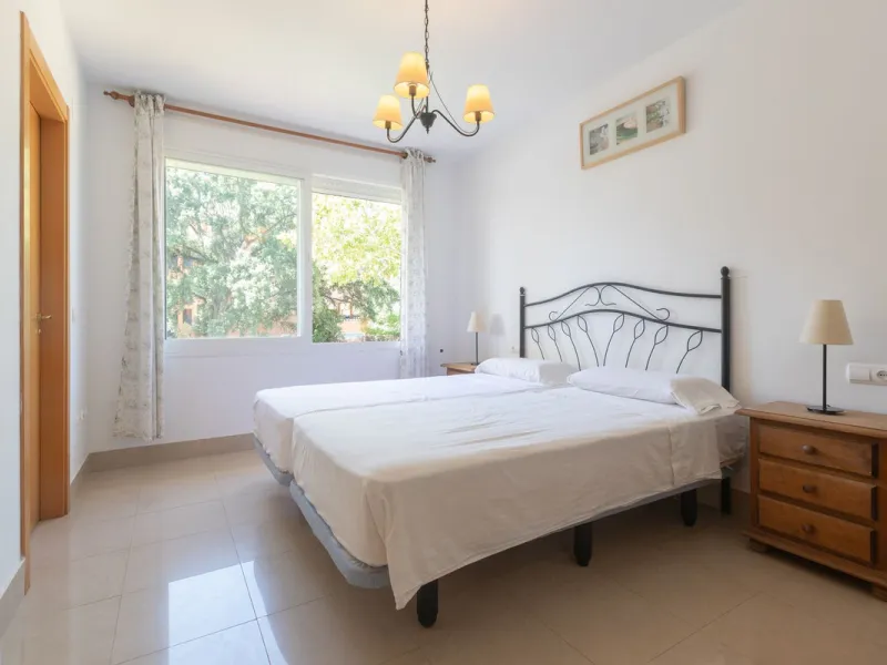 Beautiful and comfortable apartment located in the Urbanization Hacienda San Manuel, on the first floor and with two elevators, facing south and close to Mercadona and Lydl, as well as a nursery, school, and health center. The complex has only 24 apartmen