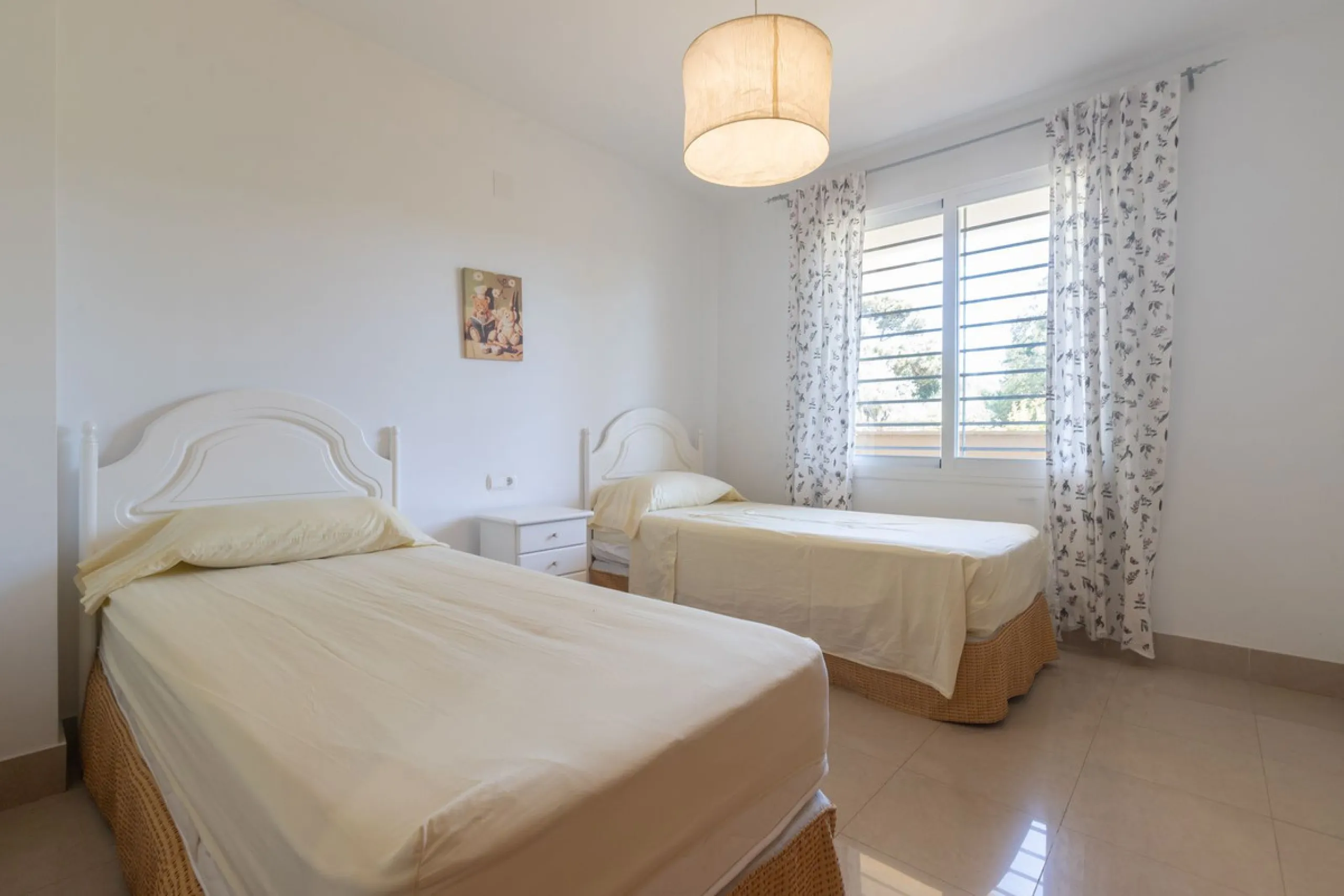 Beautiful and comfortable apartment located in the Urbanization Hacienda San Manuel, on the first floor and with two elevators, facing south and close to Mercadona and Lydl, as well as a nursery, school, and health center. The complex has only 24 apartmen