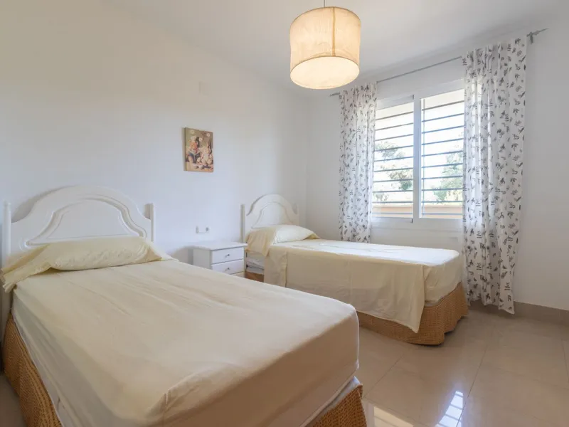 Beautiful and comfortable apartment located in the Urbanization Hacienda San Manuel, on the first floor and with two elevators, facing south and close to Mercadona and Lydl, as well as a nursery, school, and health center. The complex has only 24 apartmen