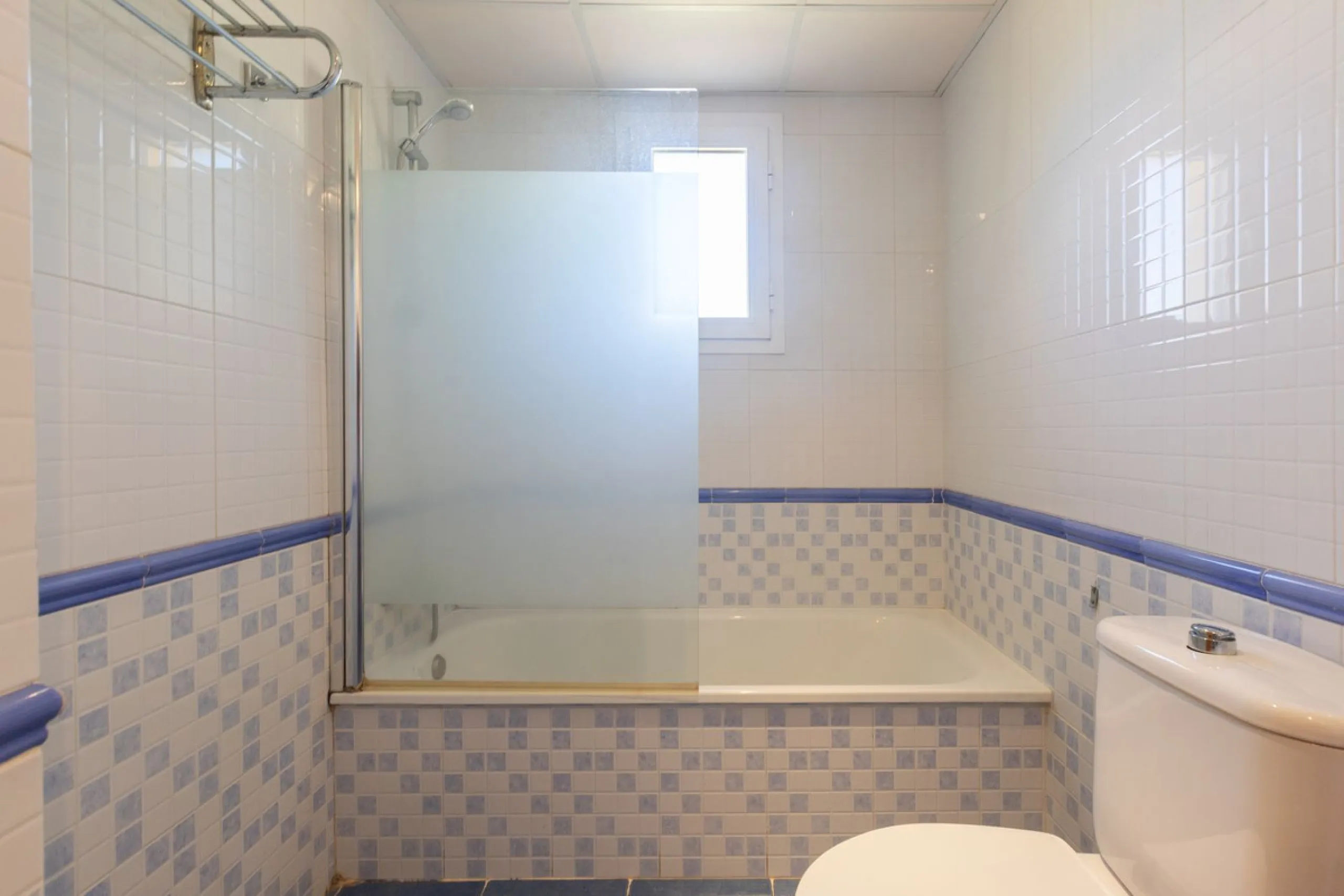 Beautiful and comfortable apartment located in the Urbanization Hacienda San Manuel, on the first floor and with two elevators, facing south and close to Mercadona and Lydl, as well as a nursery, school, and health center. The complex has only 24 apartmen