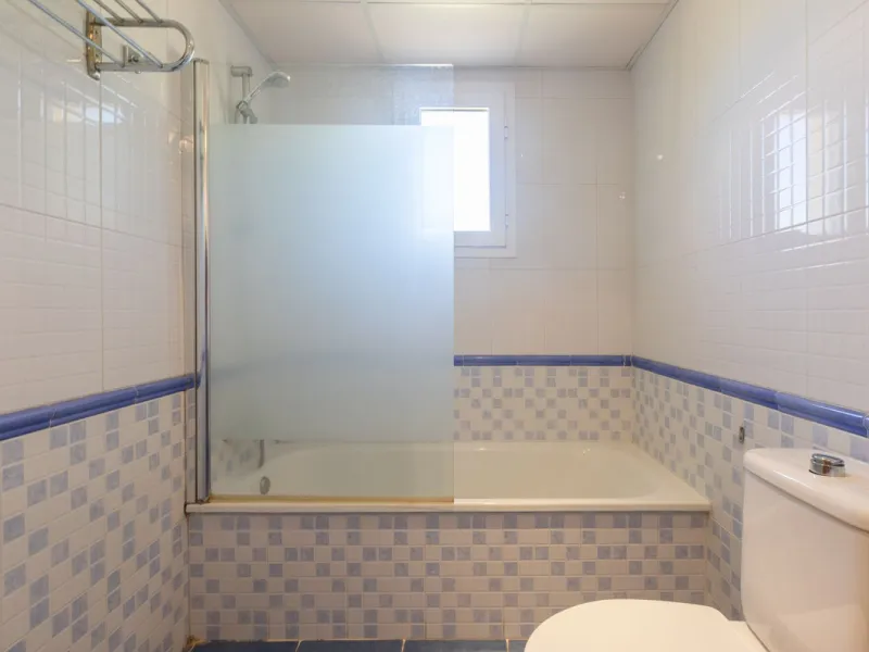 Beautiful and comfortable apartment located in the Urbanization Hacienda San Manuel, on the first floor and with two elevators, facing south and close to Mercadona and Lydl, as well as a nursery, school, and health center. The complex has only 24 apartmen
