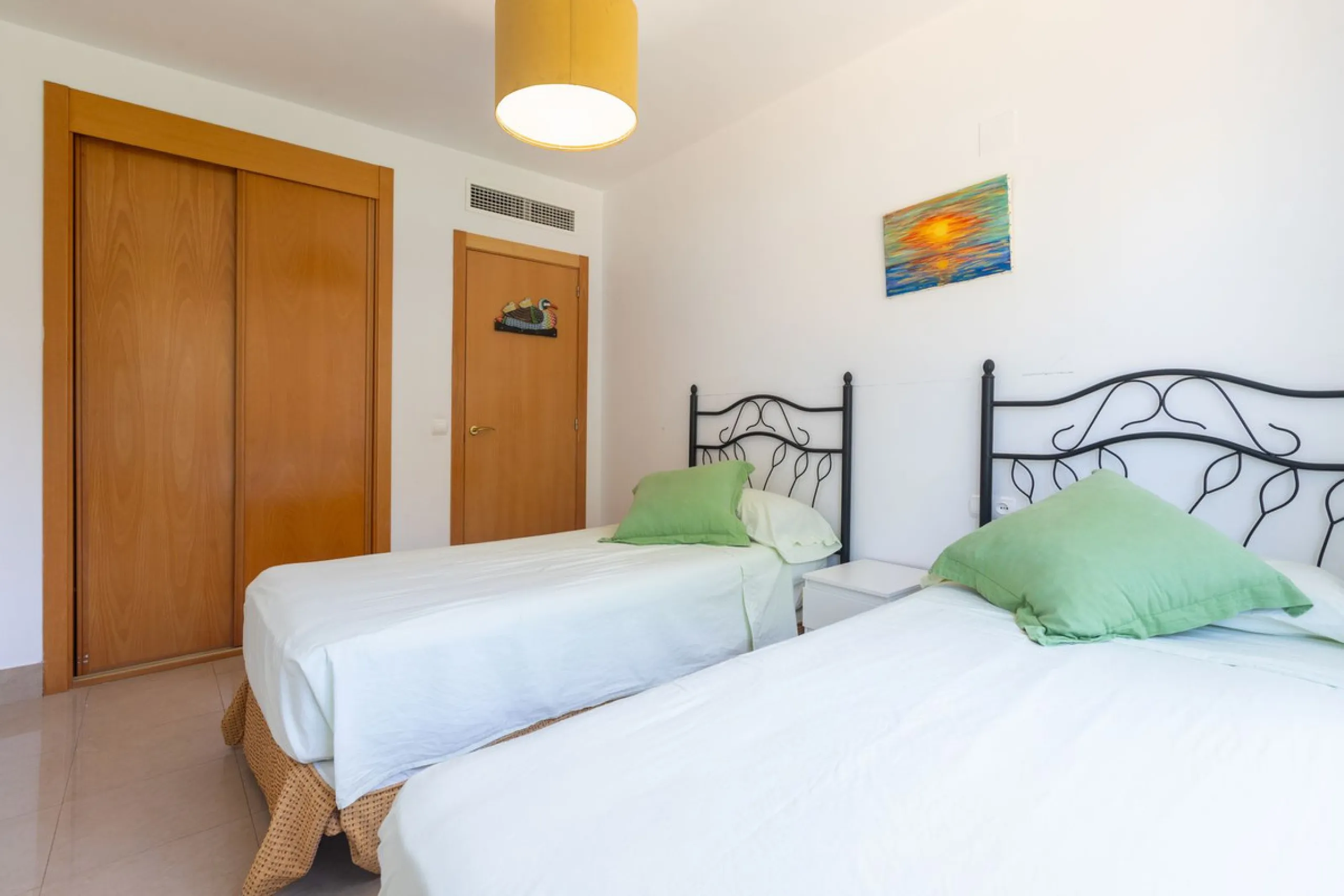 Beautiful and comfortable apartment located in the Urbanization Hacienda San Manuel, on the first floor and with two elevators, facing south and close to Mercadona and Lydl, as well as a nursery, school, and health center. The complex has only 24 apartmen