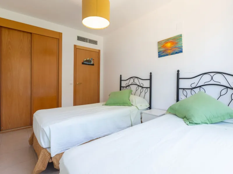 Beautiful and comfortable apartment located in the Urbanization Hacienda San Manuel, on the first floor and with two elevators, facing south and close to Mercadona and Lydl, as well as a nursery, school, and health center. The complex has only 24 apartmen