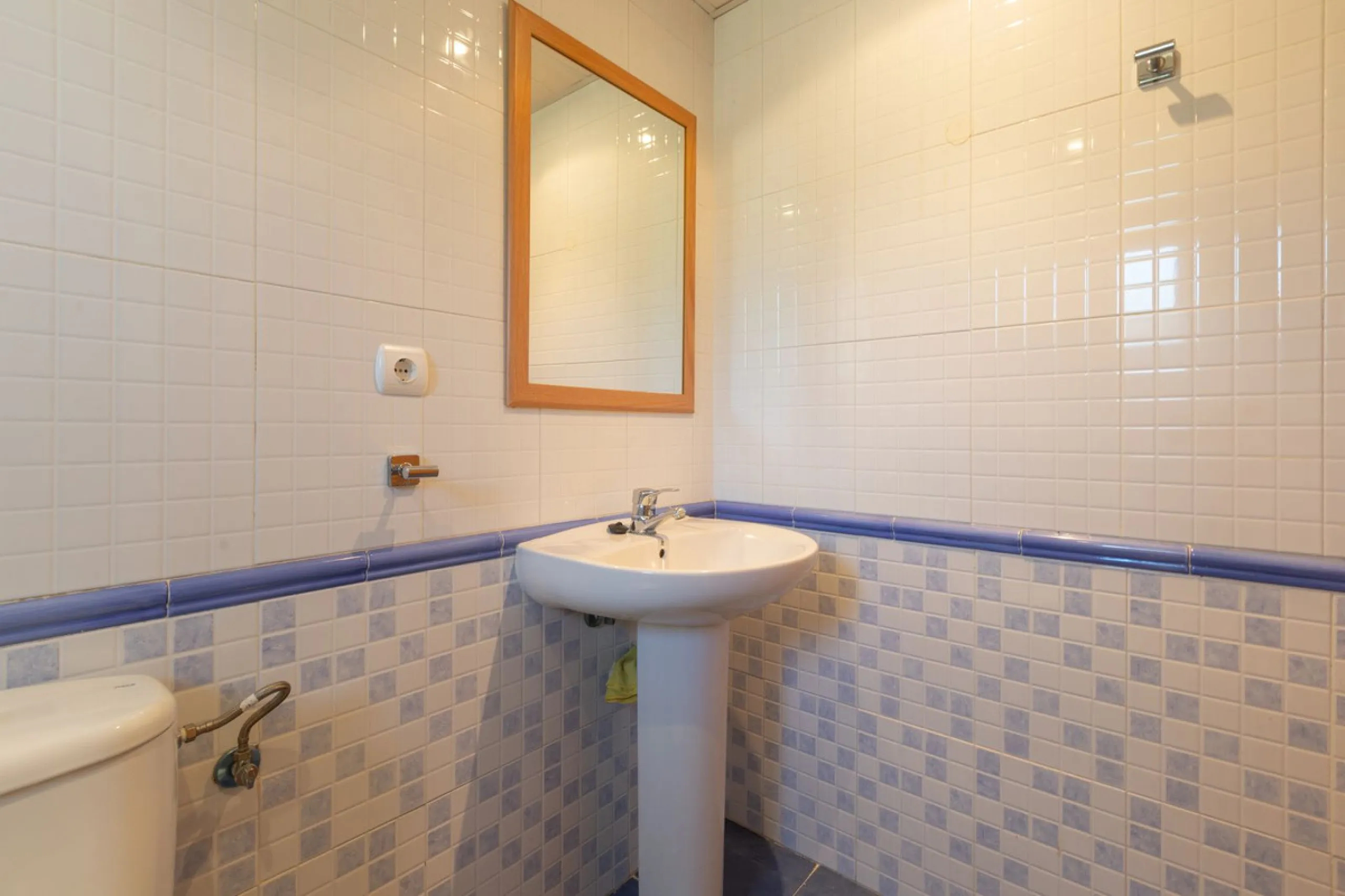 Beautiful and comfortable apartment located in the Urbanization Hacienda San Manuel, on the first floor and with two elevators, facing south and close to Mercadona and Lydl, as well as a nursery, school, and health center. The complex has only 24 apartmen