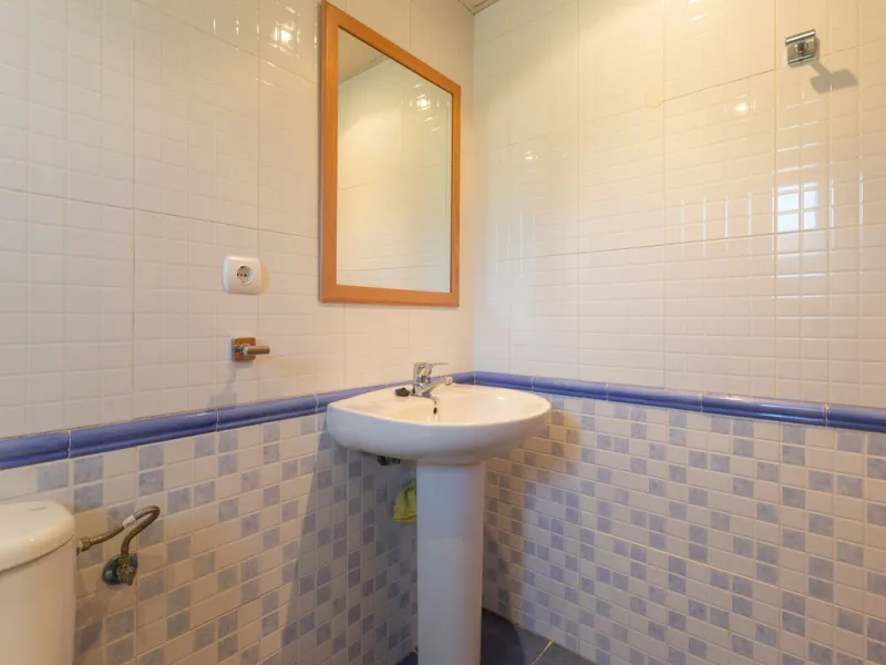 Beautiful and comfortable apartment located in the Urbanization Hacienda San Manuel, on the first floor and with two elevators, facing south and close to Mercadona and Lydl, as well as a nursery, school, and health center. The complex has only 24 apartmen