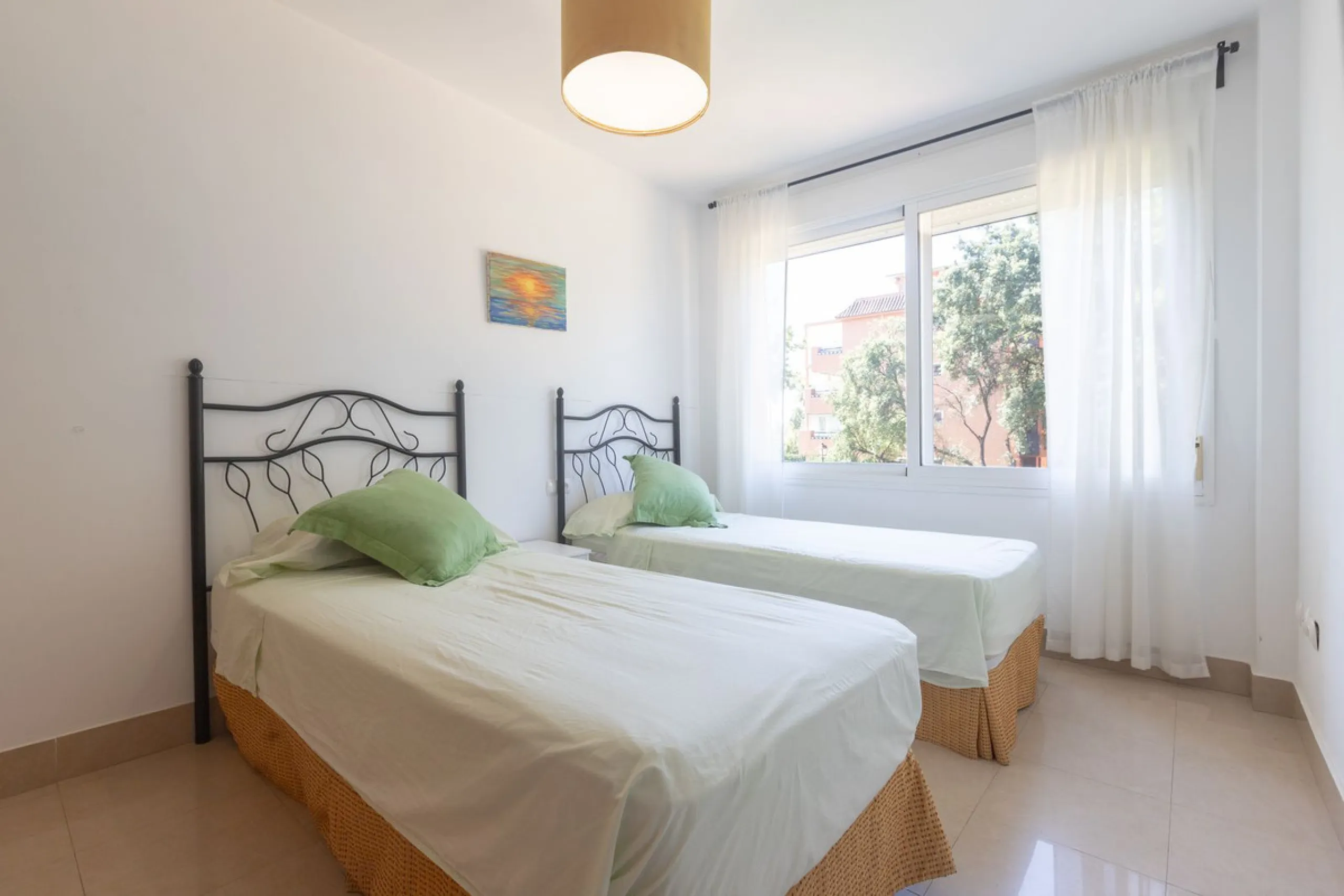 Beautiful and comfortable apartment located in the Urbanization Hacienda San Manuel, on the first floor and with two elevators, facing south and close to Mercadona and Lydl, as well as a nursery, school, and health center. The complex has only 24 apartmen