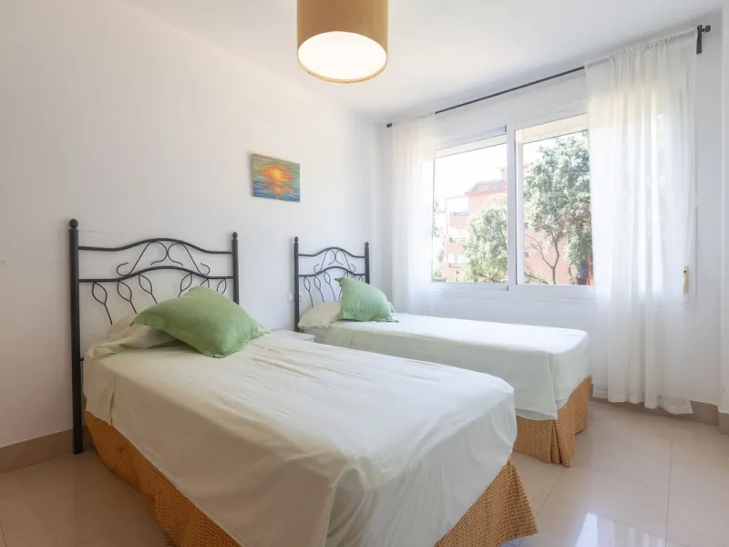 Beautiful and comfortable apartment located in the Urbanization Hacienda San Manuel, on the first floor and with two elevators, facing south and close to Mercadona and Lydl, as well as a nursery, school, and health center. The complex has only 24 apartmen