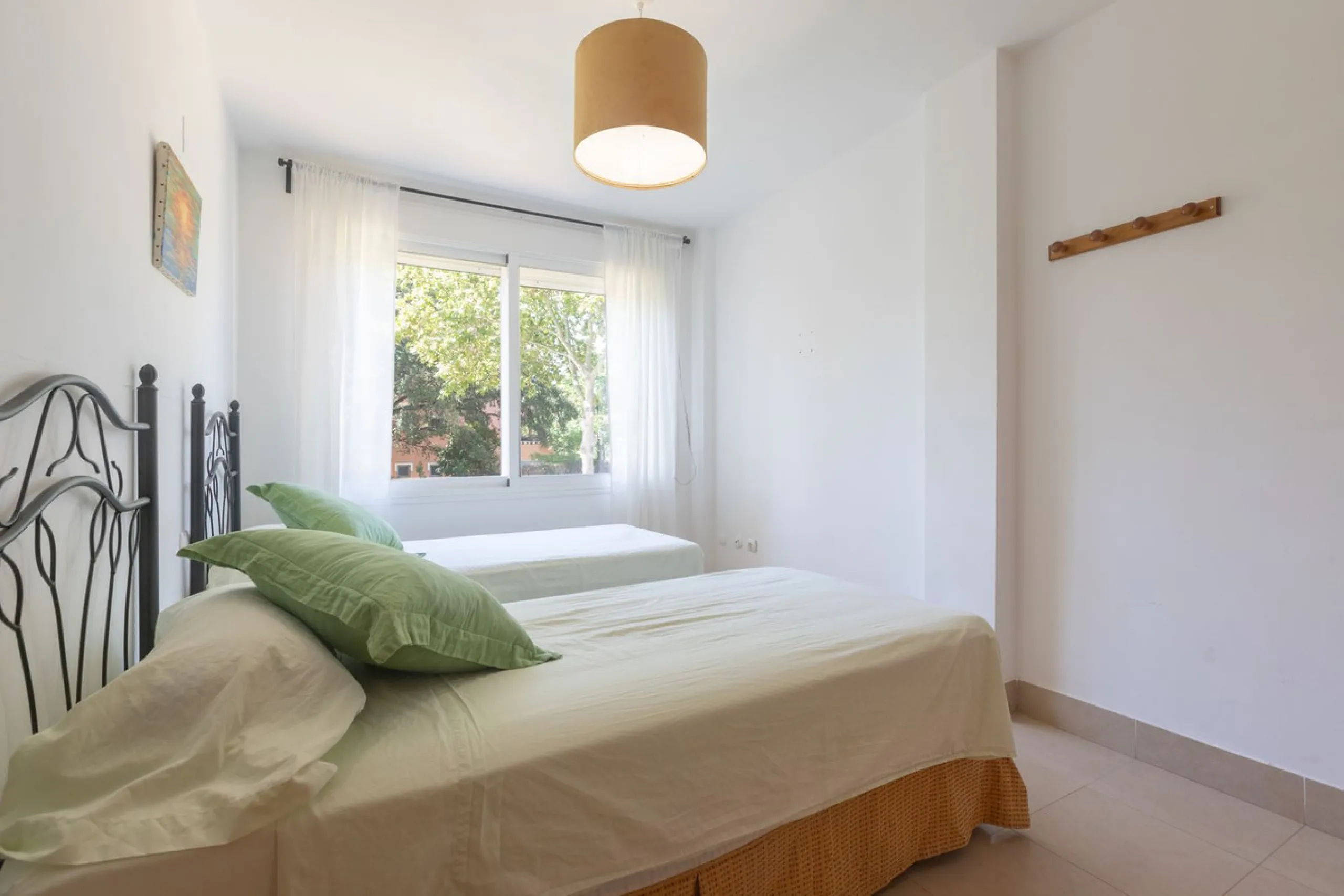 Beautiful and comfortable apartment located in the Urbanization Hacienda San Manuel, on the first floor and with two elevators, facing south and close to Mercadona and Lydl, as well as a nursery, school, and health center. The complex has only 24 apartmen