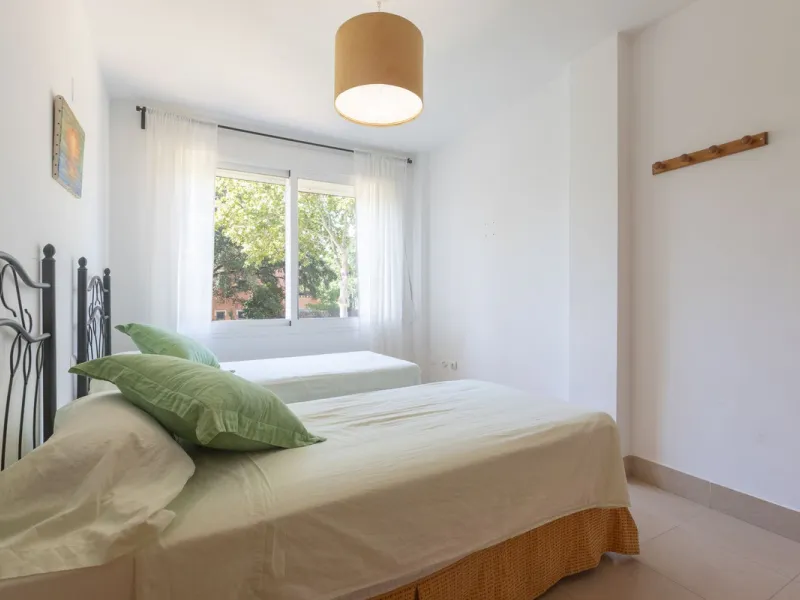 Beautiful and comfortable apartment located in the Urbanization Hacienda San Manuel, on the first floor and with two elevators, facing south and close to Mercadona and Lydl, as well as a nursery, school, and health center. The complex has only 24 apartmen