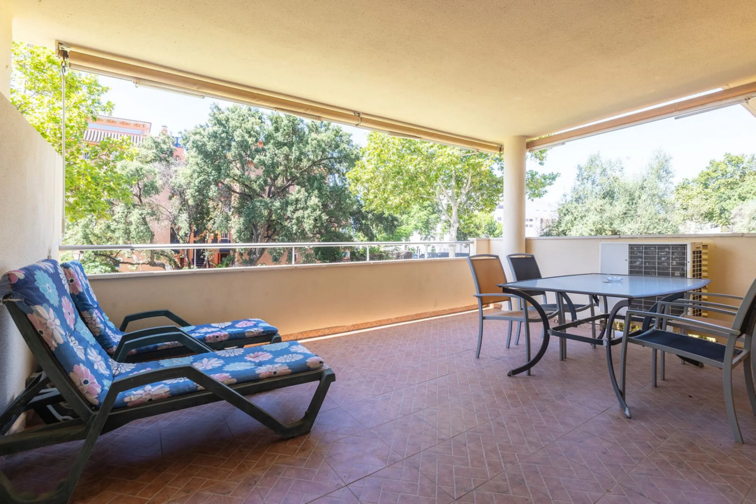 Beautiful and comfortable apartment located in the Urbanization Hacienda San Manuel, on the first floor and with two elevators, facing south and close to Mercadona and Lydl, as well as a nursery, school, and health center. The complex has only 24 apartmen