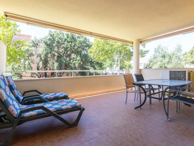 Beautiful and comfortable apartment located in the Urbanization Hacienda San Manuel, on the first floor and with two elevators, facing south and close to Mercadona and Lydl, as well as a nursery, school, and health center. The complex has only 24 apartmen