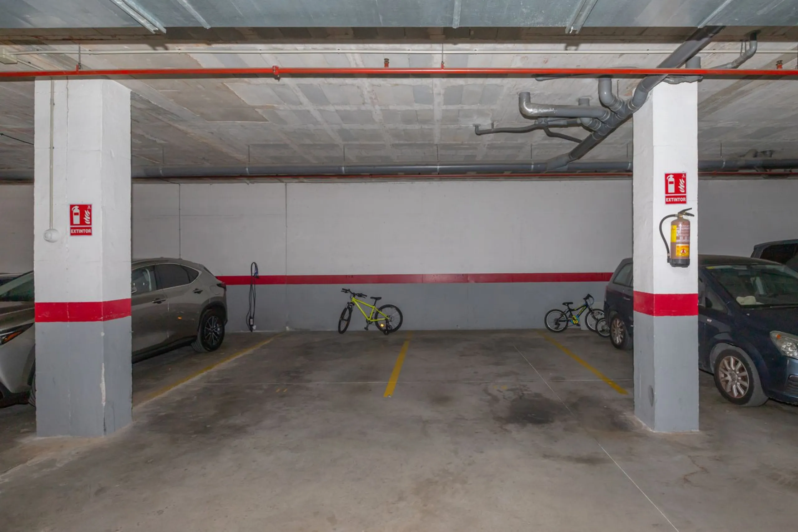Beautiful and comfortable apartment located in the Urbanization Hacienda San Manuel, on the first floor and with two elevators, facing south and close to Mercadona and Lydl, as well as a nursery, school, and health center. The complex has only 24 apartmen