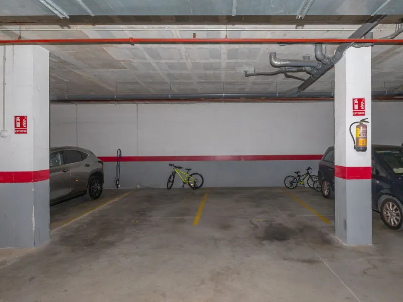 Beautiful and comfortable apartment located in the Urbanization Hacienda San Manuel, on the first floor and with two elevators, facing south and close to Mercadona and Lydl, as well as a nursery, school, and health center. The complex has only 24 apartmen