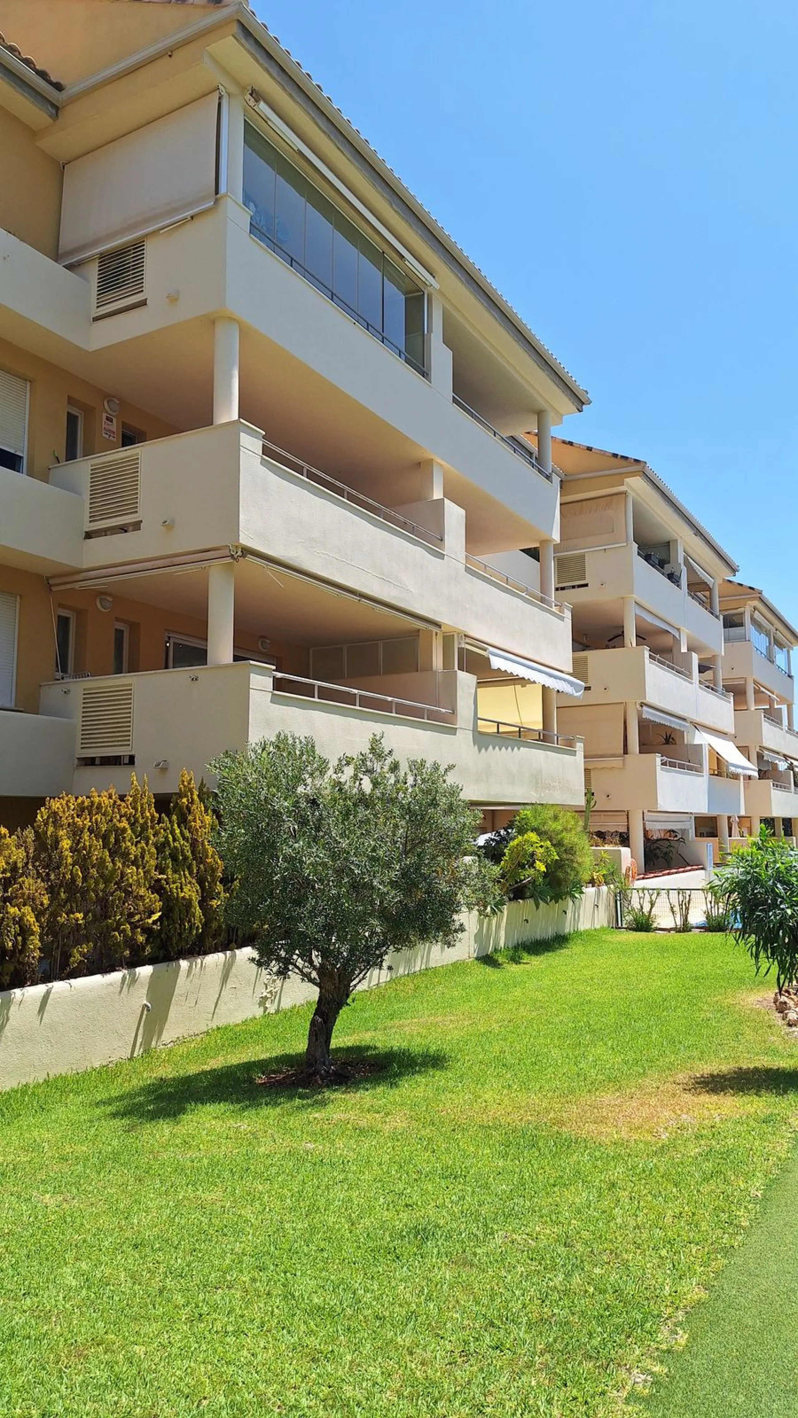 Beautiful and comfortable apartment located in the Urbanization Hacienda San Manuel, on the first floor and with two elevators, facing south and close to Mercadona and Lydl, as well as a nursery, school, and health center. The complex has only 24 apartmen