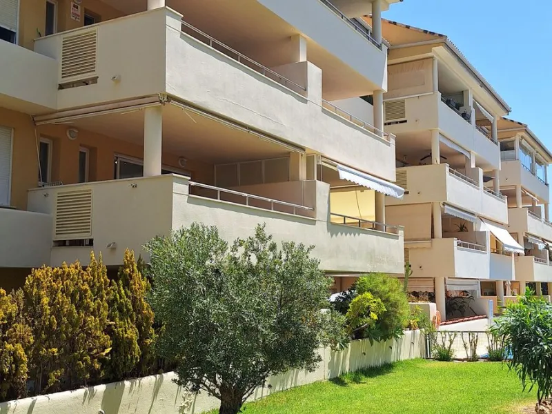 Beautiful and comfortable apartment located in the Urbanization Hacienda San Manuel, on the first floor and with two elevators, facing south and close to Mercadona and Lydl, as well as a nursery, school, and health center. The complex has only 24 apartmen