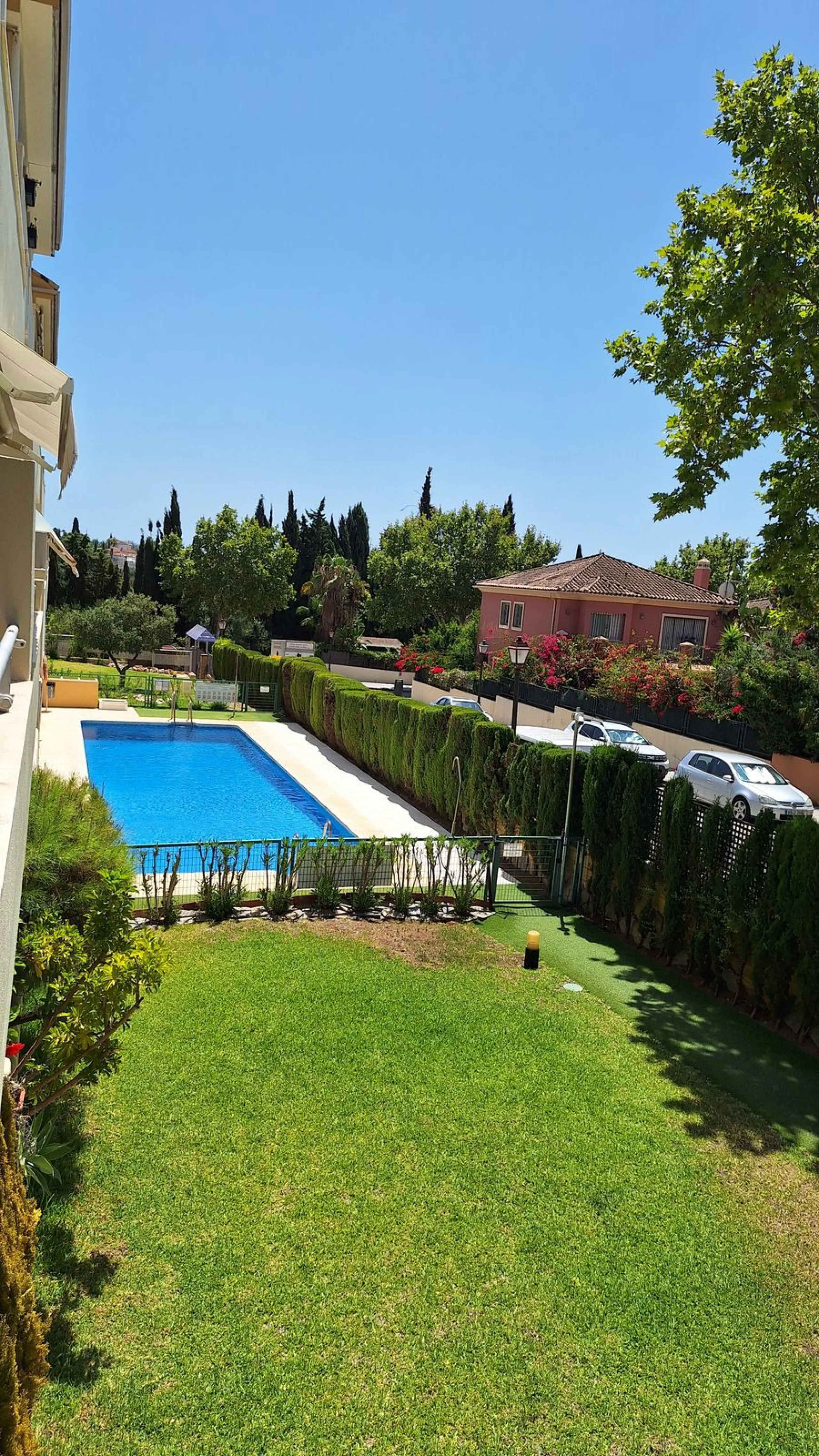 Beautiful and comfortable apartment located in the Urbanization Hacienda San Manuel, on the first floor and with two elevators, facing south and close to Mercadona and Lydl, as well as a nursery, school, and health center. The complex has only 24 apartmen