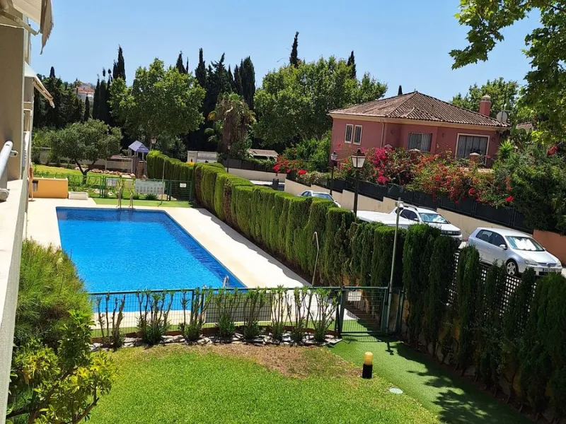 Beautiful and comfortable apartment located in the Urbanization Hacienda San Manuel, on the first floor and with two elevators, facing south and close to Mercadona and Lydl, as well as a nursery, school, and health center. The complex has only 24 apartmen