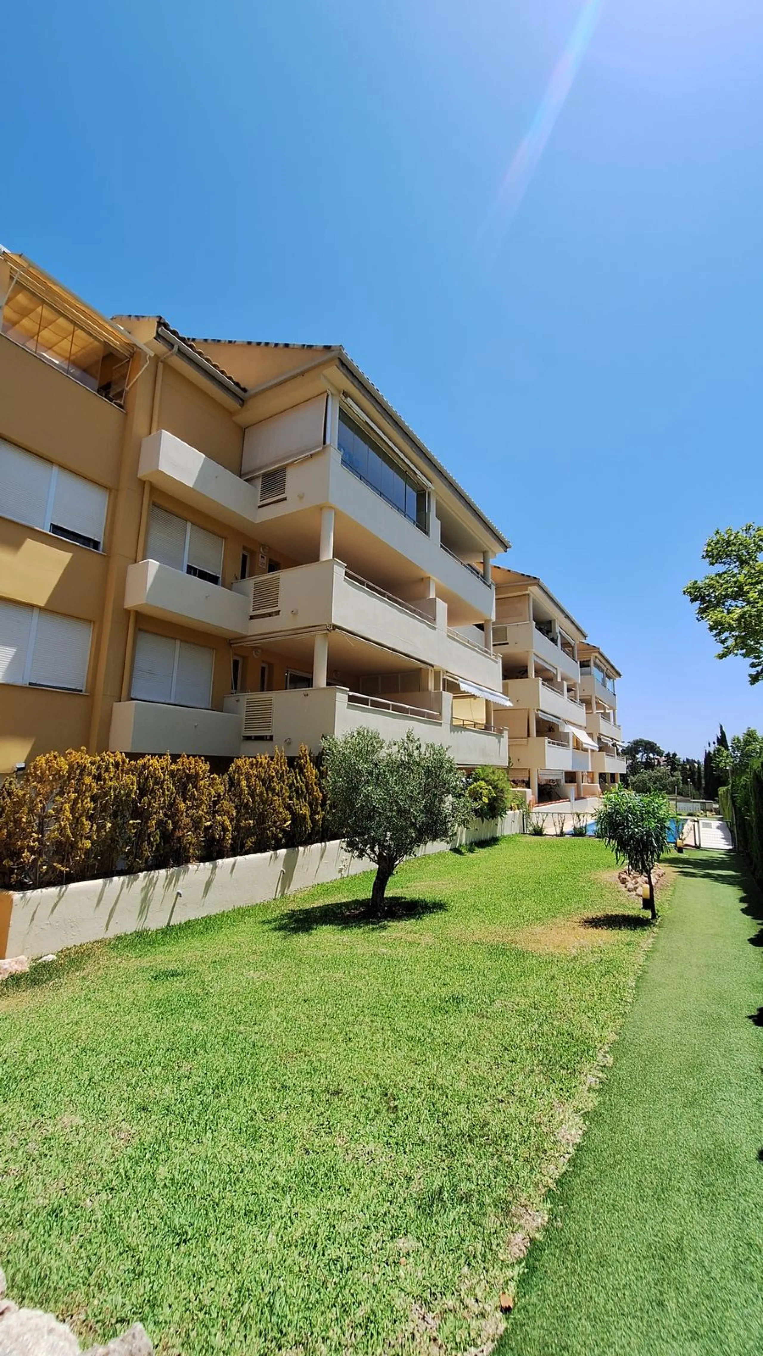 Beautiful and comfortable apartment located in the Urbanization Hacienda San Manuel, on the first floor and with two elevators, facing south and close to Mercadona and Lydl, as well as a nursery, school, and health center. The complex has only 24 apartmen