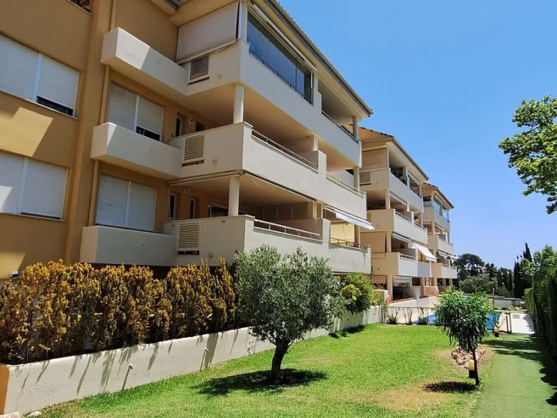 Beautiful and comfortable apartment located in the Urbanization Hacienda San Manuel, on the first floor and with two elevators, facing south and close to Mercadona and Lydl, as well as a nursery, school, and health center. The complex has only 24 apartmen