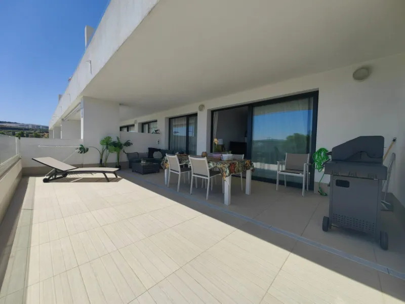 Apartment - Middle Floor Apartment в продаже в Estepona, Málaga. В доме 3 спален и 2 ванных комнат. Площадь дома 217 м²