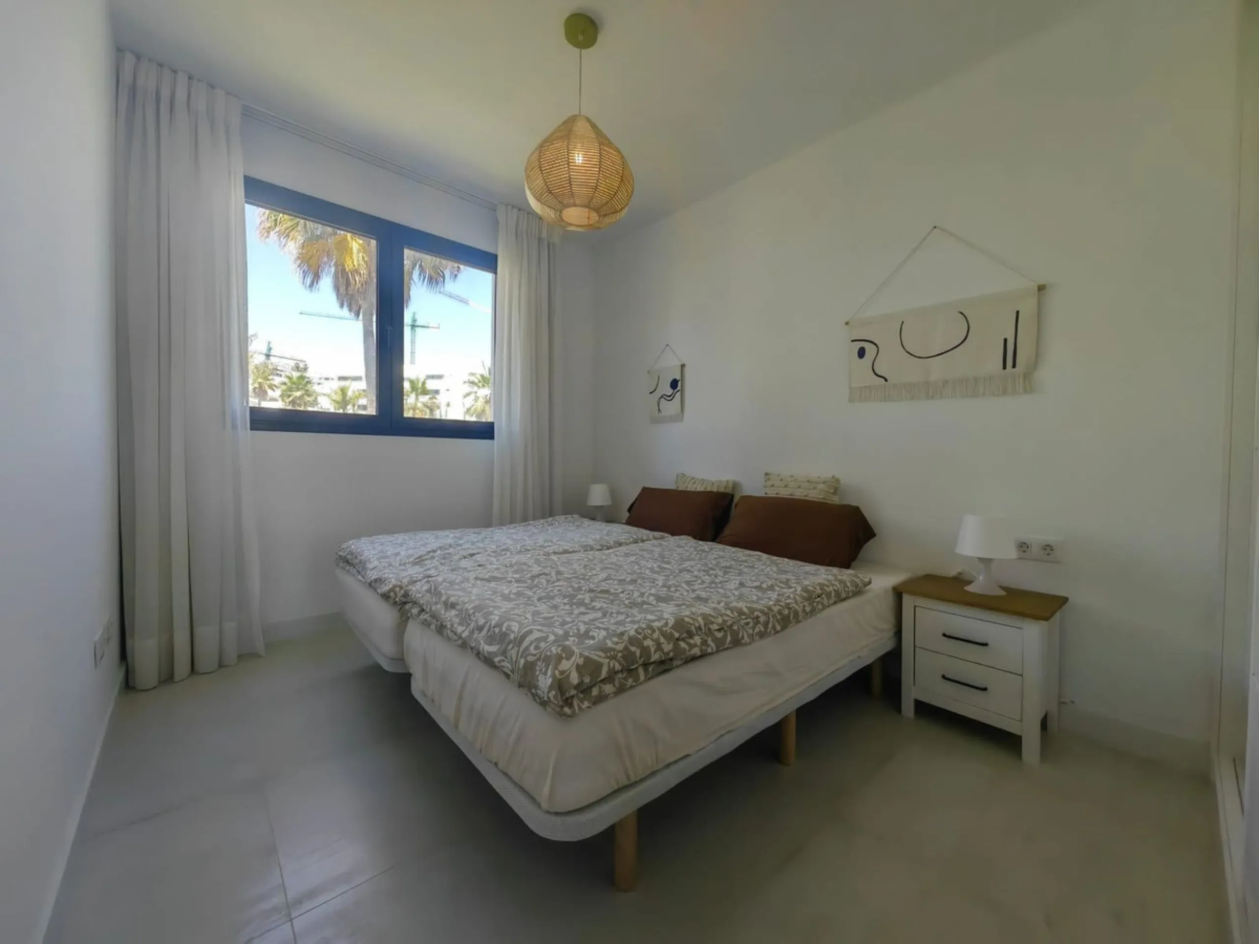 Apartment - Middle Floor Apartment в продаже в Estepona, Málaga. В доме 3 спален и 2 ванных комнат. Площадь дома 217 м²