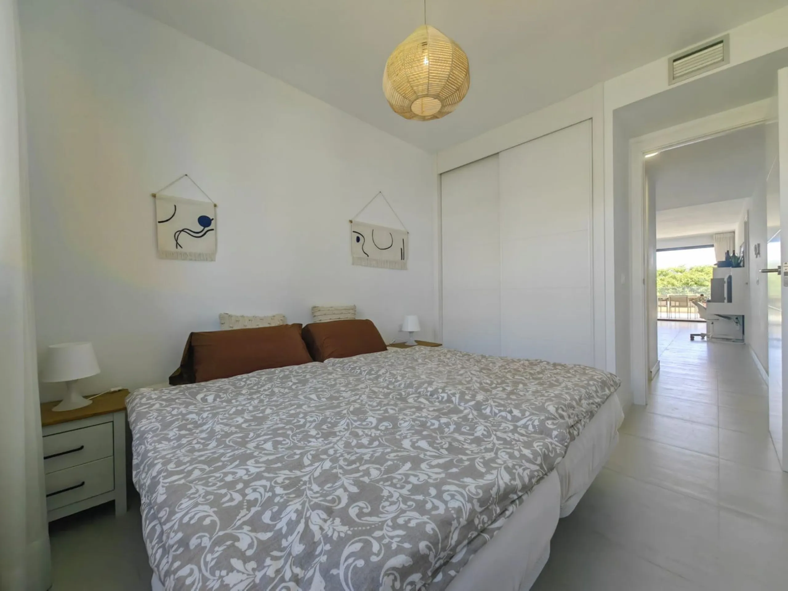 Apartment - Middle Floor Apartment в продаже в Estepona, Málaga. В доме 3 спален и 2 ванных комнат. Площадь дома 217 м²