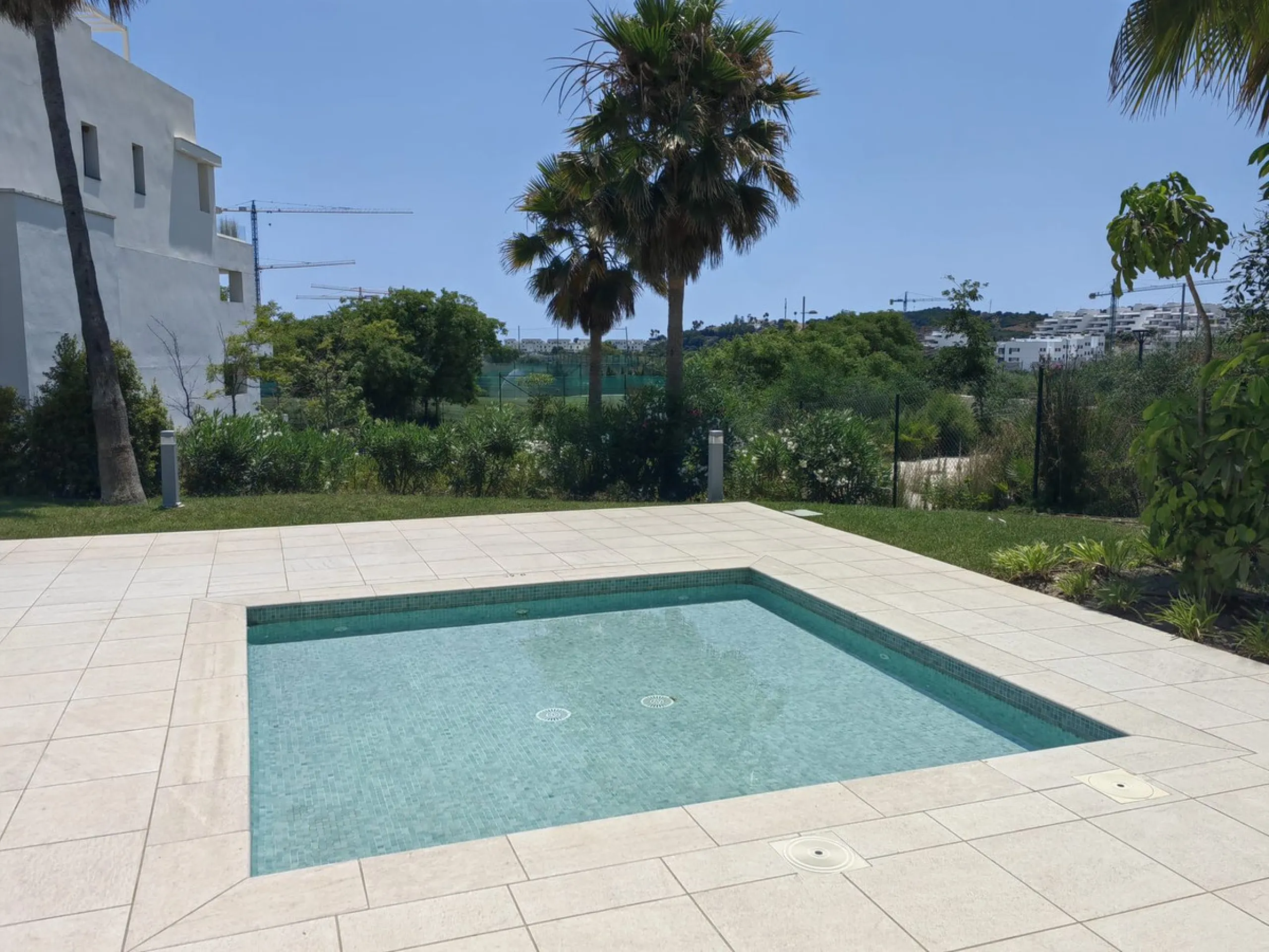 Apartment - Middle Floor Apartment в продаже в Estepona, Málaga. В доме 3 спален и 2 ванных комнат. Площадь дома 217 м²