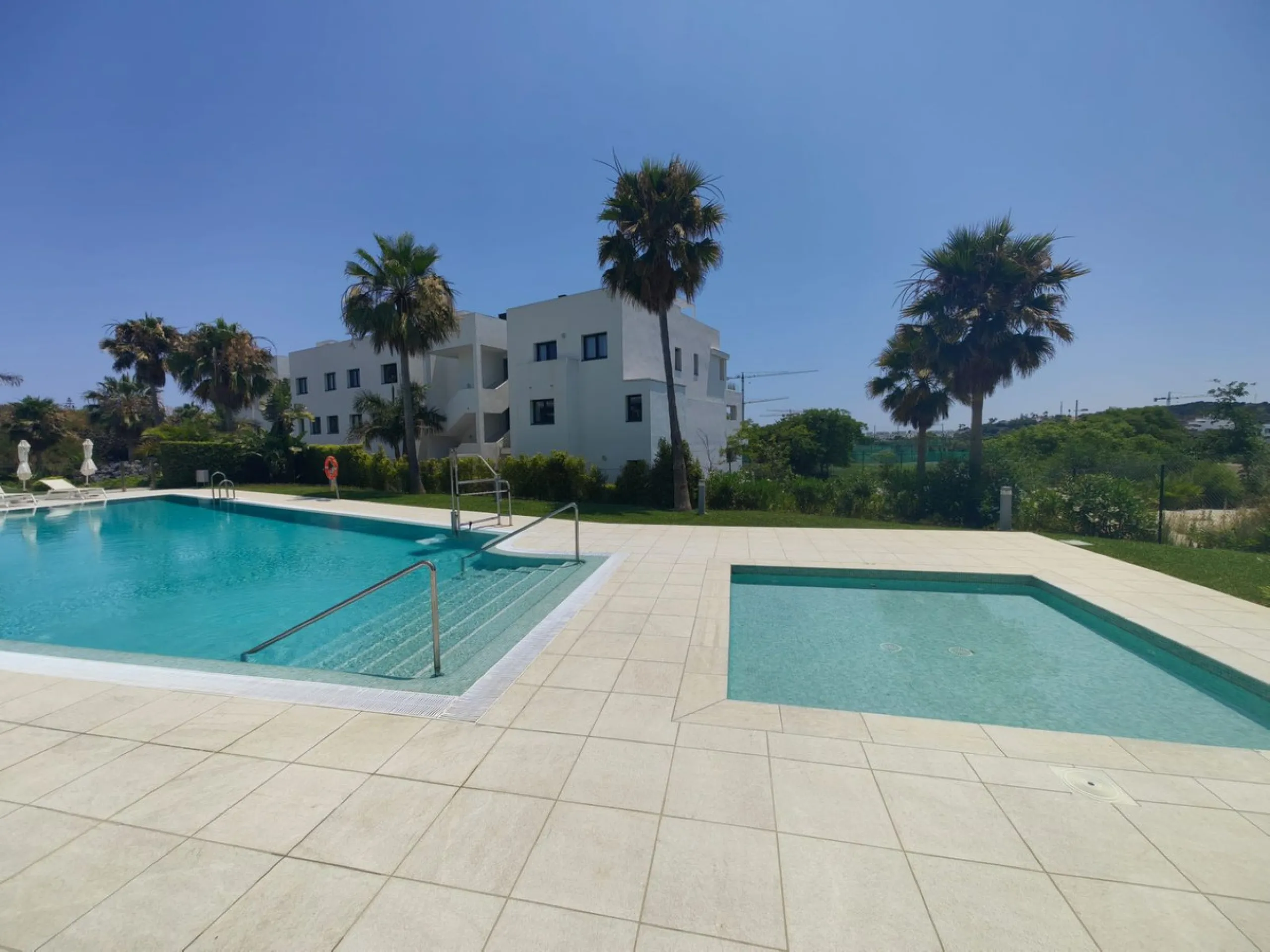 Apartment - Middle Floor Apartment в продаже в Estepona, Málaga. В доме 3 спален и 2 ванных комнат. Площадь дома 217 м²