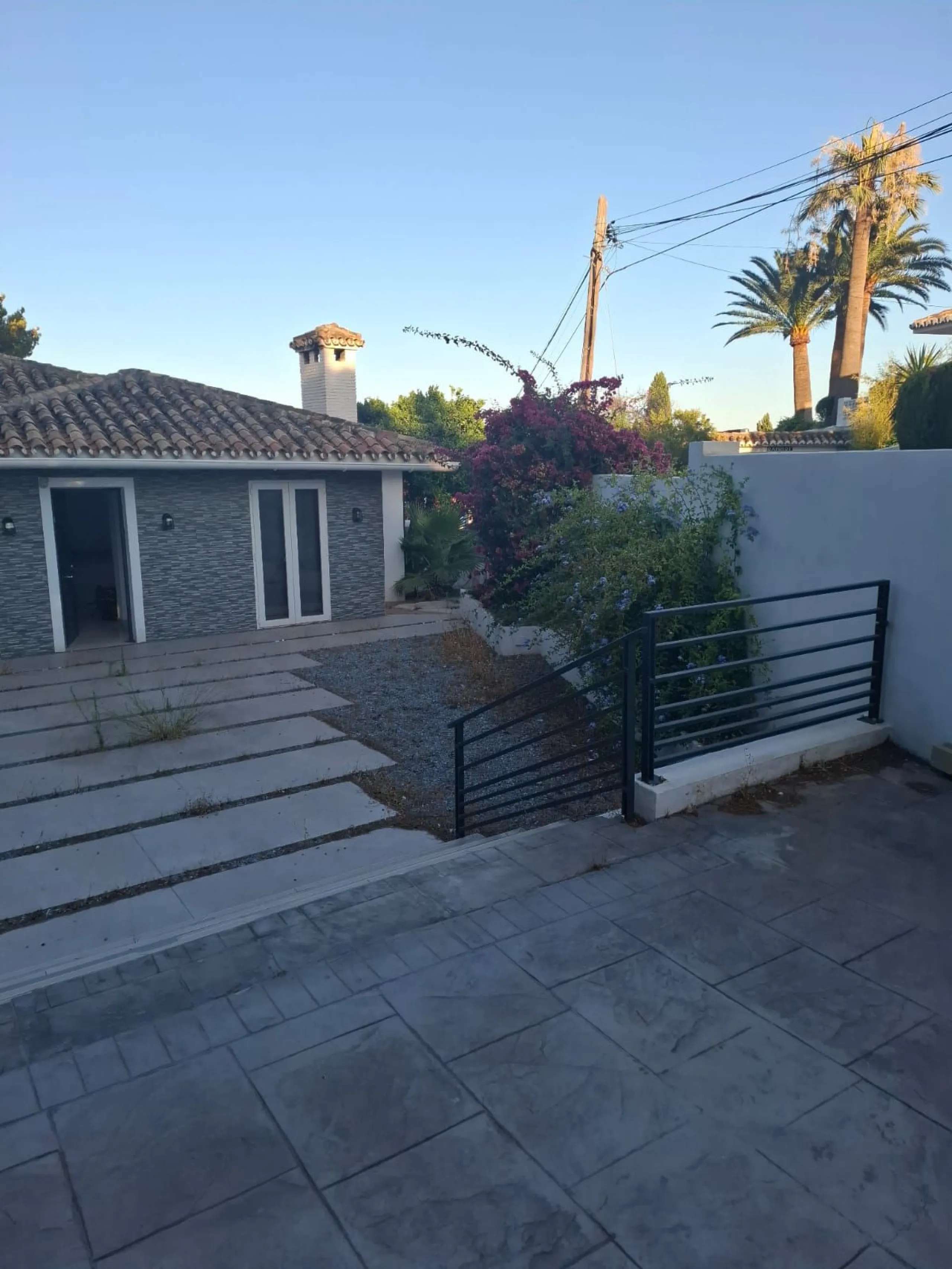 Investor Opportunity – Prime Plot with Villa for Redevelopment in Benalmádena. This detached 3-bedroom, 2-bathroom villa offers a total built area of 238 m² and sits on a generous 1,342 m² plot in a highly sought-after location. Just a 5-minute drive from