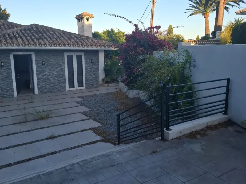 Investor Opportunity – Prime Plot with Villa for Redevelopment in Benalmádena. This detached 3-bedroom, 2-bathroom villa offers a total built area of 238 m² and sits on a generous 1,342 m² plot in a highly sought-after location. Just a 5-minute drive from