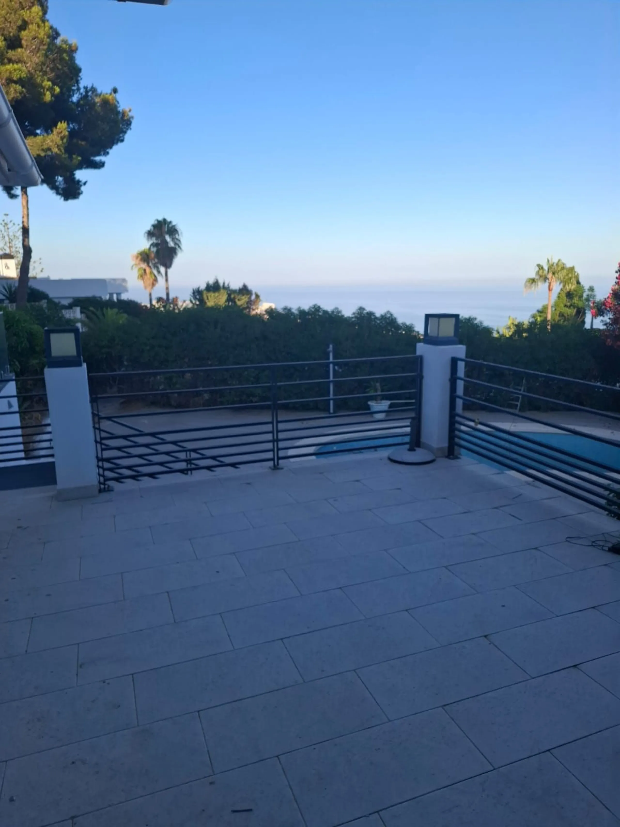 Investor Opportunity – Prime Plot with Villa for Redevelopment in Benalmádena. This detached 3-bedroom, 2-bathroom villa offers a total built area of 238 m² and sits on a generous 1,342 m² plot in a highly sought-after location. Just a 5-minute drive from