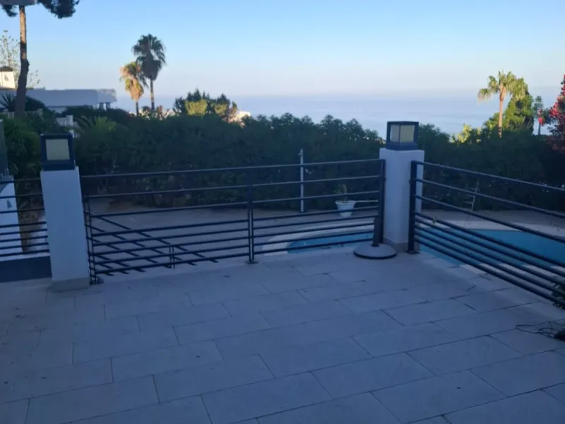 Investor Opportunity – Prime Plot with Villa for Redevelopment in Benalmádena. This detached 3-bedroom, 2-bathroom villa offers a total built area of 238 m² and sits on a generous 1,342 m² plot in a highly sought-after location. Just a 5-minute drive from