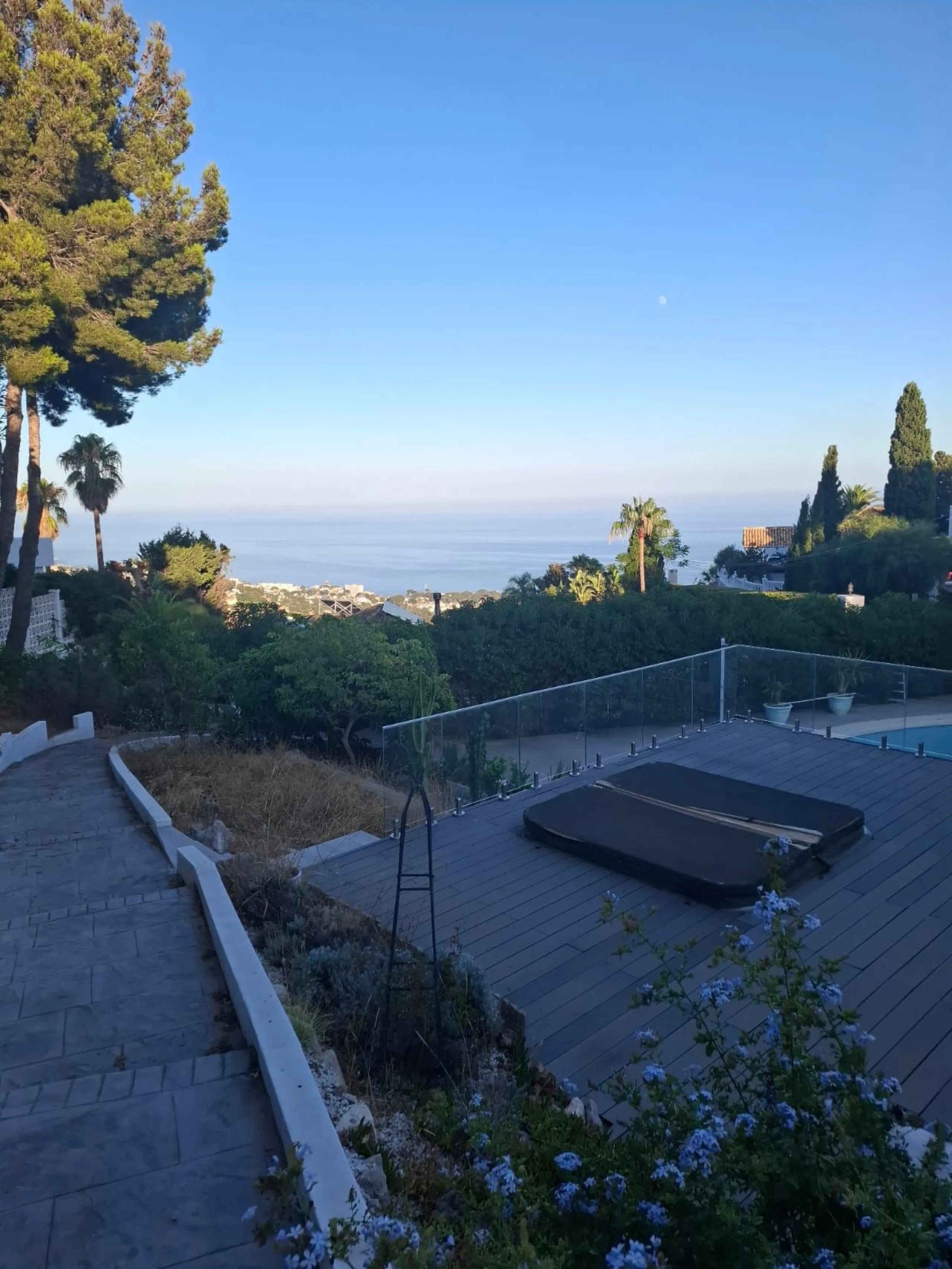 Investor Opportunity – Prime Plot with Villa for Redevelopment in Benalmádena. This detached 3-bedroom, 2-bathroom villa offers a total built area of 238 m² and sits on a generous 1,342 m² plot in a highly sought-after location. Just a 5-minute drive from