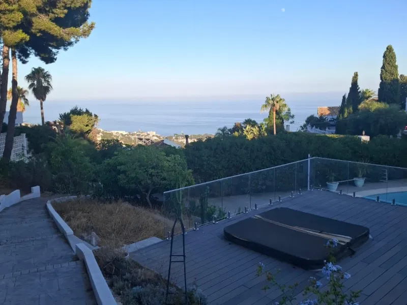 Investor Opportunity – Prime Plot with Villa for Redevelopment in Benalmádena. This detached 3-bedroom, 2-bathroom villa offers a total built area of 238 m² and sits on a generous 1,342 m² plot in a highly sought-after location. Just a 5-minute drive from