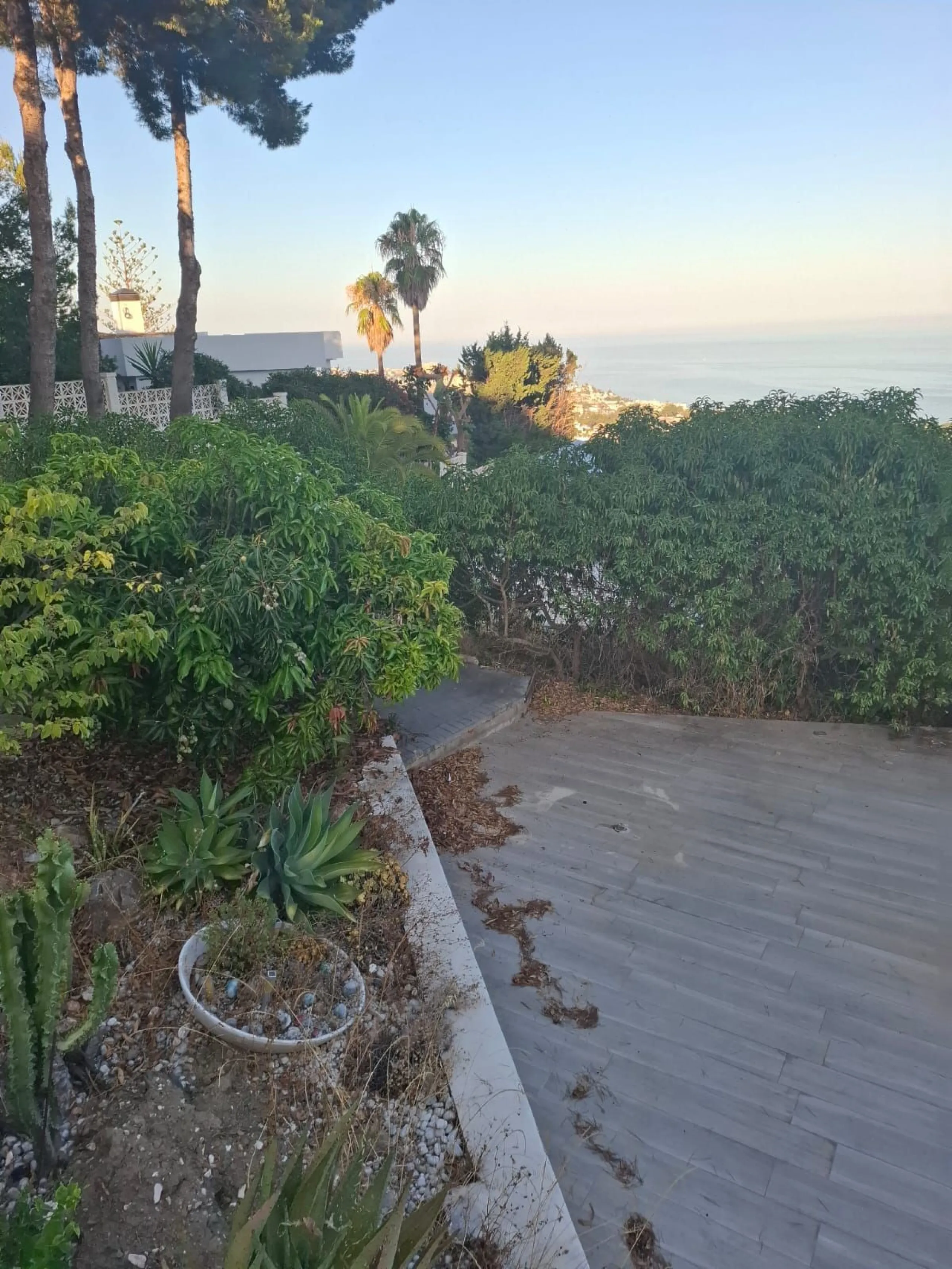 Investor Opportunity – Prime Plot with Villa for Redevelopment in Benalmádena. This detached 3-bedroom, 2-bathroom villa offers a total built area of 238 m² and sits on a generous 1,342 m² plot in a highly sought-after location. Just a 5-minute drive from