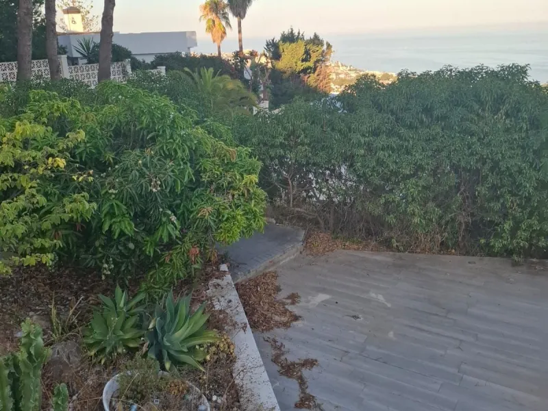 Investor Opportunity – Prime Plot with Villa for Redevelopment in Benalmádena. This detached 3-bedroom, 2-bathroom villa offers a total built area of 238 m² and sits on a generous 1,342 m² plot in a highly sought-after location. Just a 5-minute drive from