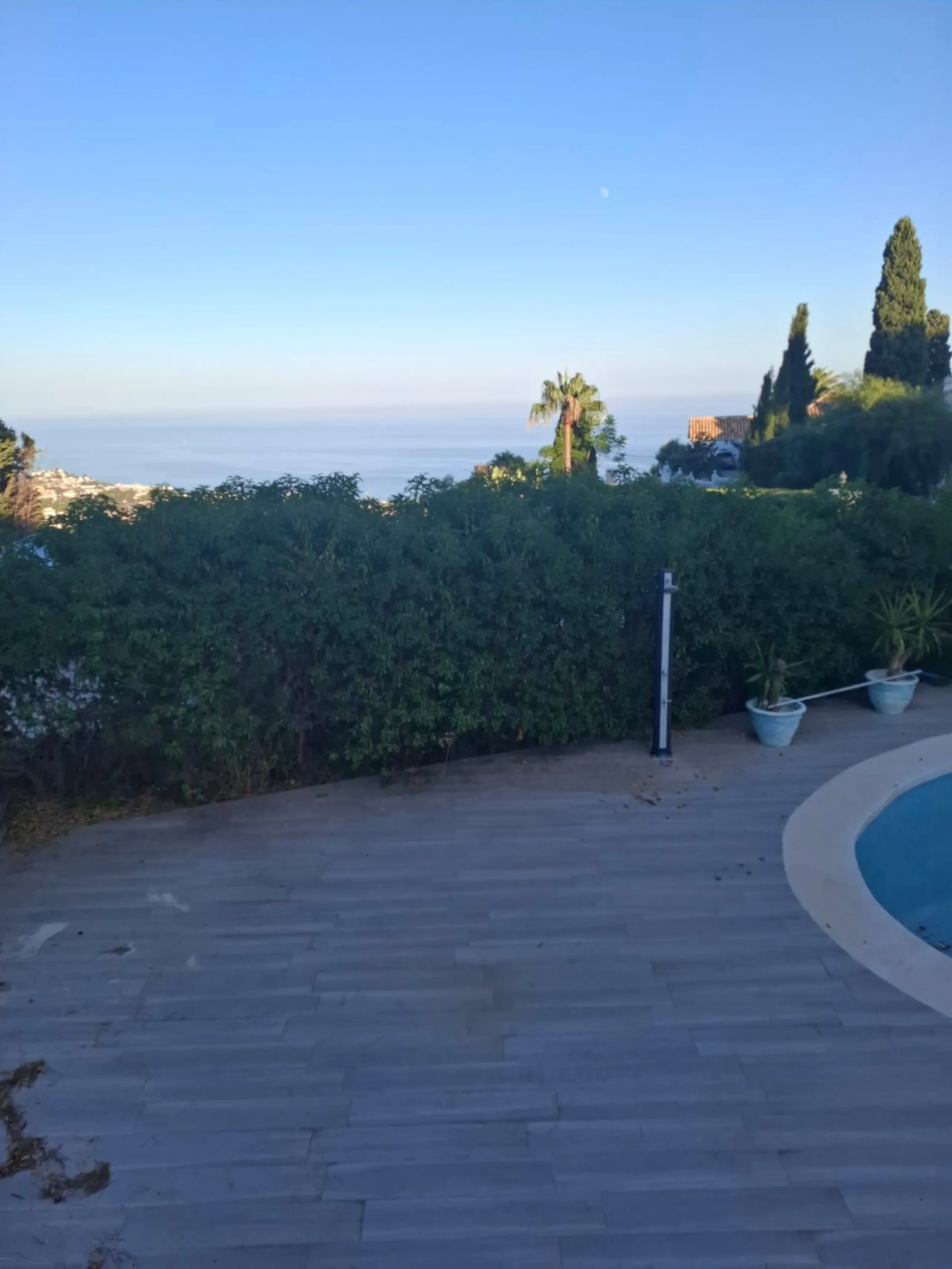 Investor Opportunity – Prime Plot with Villa for Redevelopment in Benalmádena. This detached 3-bedroom, 2-bathroom villa offers a total built area of 238 m² and sits on a generous 1,342 m² plot in a highly sought-after location. Just a 5-minute drive from
