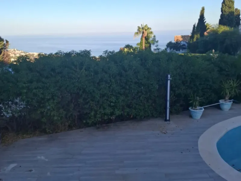 Investor Opportunity – Prime Plot with Villa for Redevelopment in Benalmádena. This detached 3-bedroom, 2-bathroom villa offers a total built area of 238 m² and sits on a generous 1,342 m² plot in a highly sought-after location. Just a 5-minute drive from