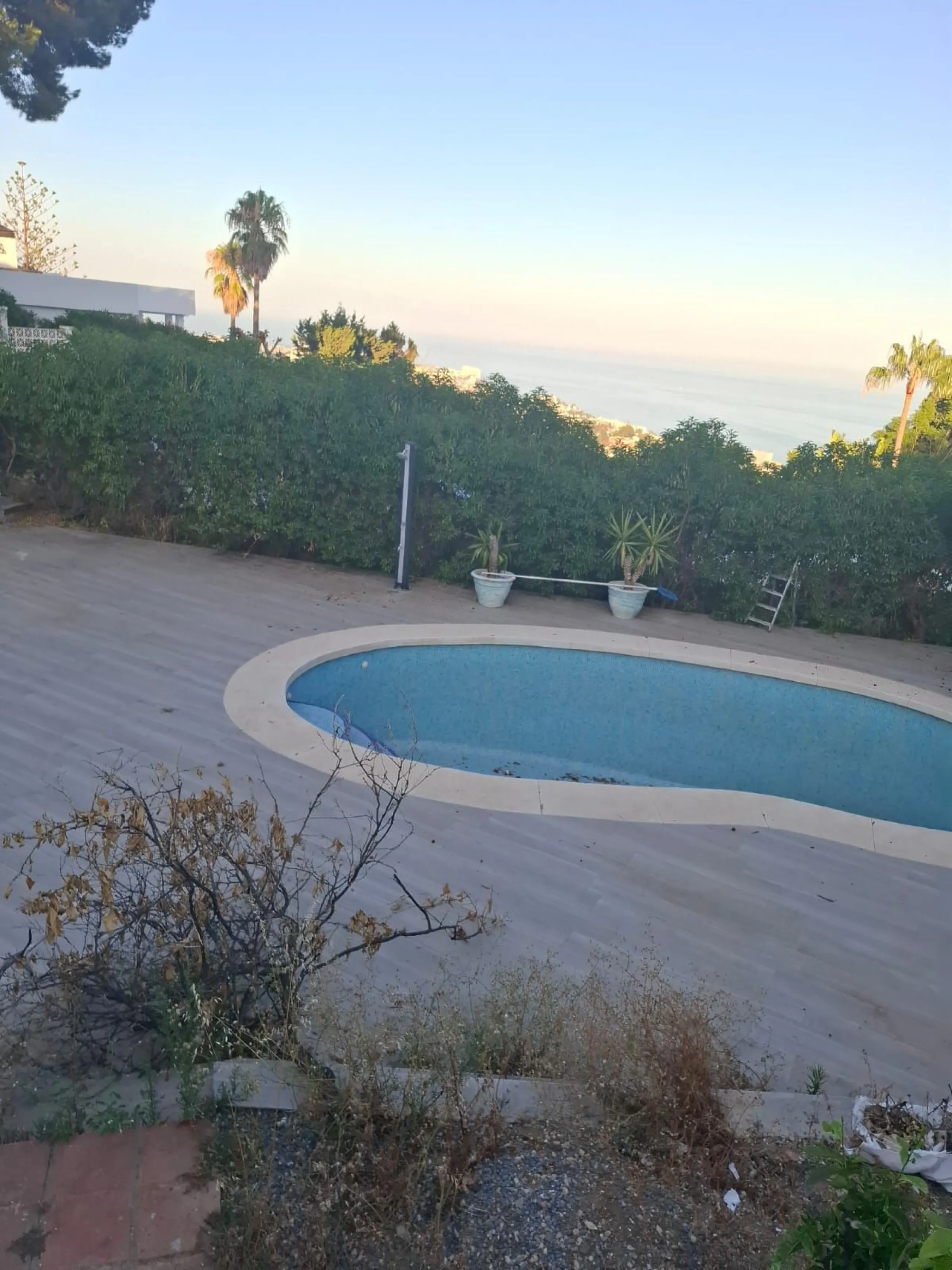 Investor Opportunity – Prime Plot with Villa for Redevelopment in Benalmádena. This detached 3-bedroom, 2-bathroom villa offers a total built area of 238 m² and sits on a generous 1,342 m² plot in a highly sought-after location. Just a 5-minute drive from